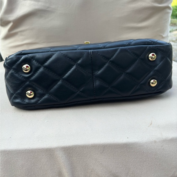 Elegant Black Quilted Handbag - Picture 8 of 8